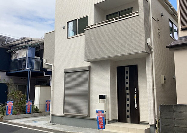 ついに完成致しました！現地をご見学に行く際は、道路の幅や周辺の交通量、施設などをご確認頂くことをおすすめします！物件の流れが早いため、内見をしたい方はお早めに当社営業までお問い合わせ頂きご予約下さい！