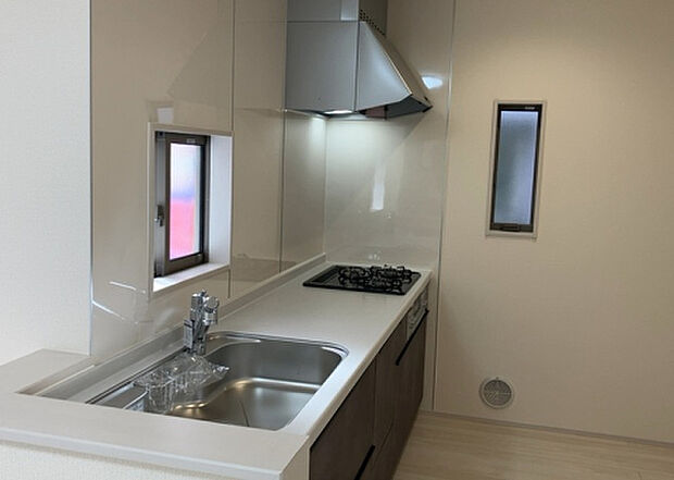 標準的なシステムキッチンの横幅は、165cm~300cm程度です。2100・2400・2550・2700などミリ単位で表記されます。普段どのように料理をするのかを想定しながら合ったサイズを選びましょう