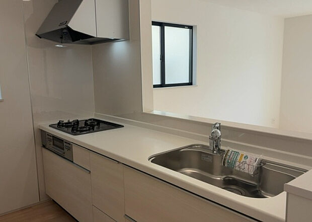 標準的なシステムキッチンの横幅は、165cm~300cm程度です。2100・2400・2550・2700などミリ単位で表記されます。普段どのように料理をするのかを想定しながら合ったサイズを選びましょう