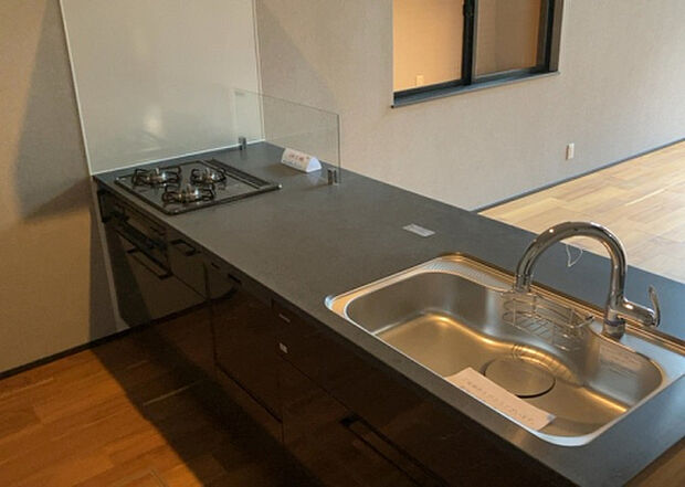 標準的なシステムキッチンの横幅は、165cm～300cm程度です。2100・2400・2550・2700などミリ単位で表記されます。普段どのように料理をするのかを想定しながら合ったサイズを選びましょう