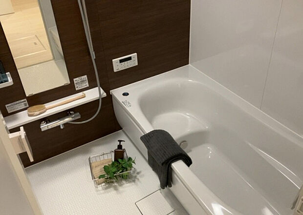 入浴時の快適さも大事なことですが、綺麗な状態を維持できなければ気持ちよく入浴できません。毎日の掃除が楽という点は大事なポイントになります！カビが生えにくく掃除がしやすい、壁や浴槽を選ぶといいでしょう。