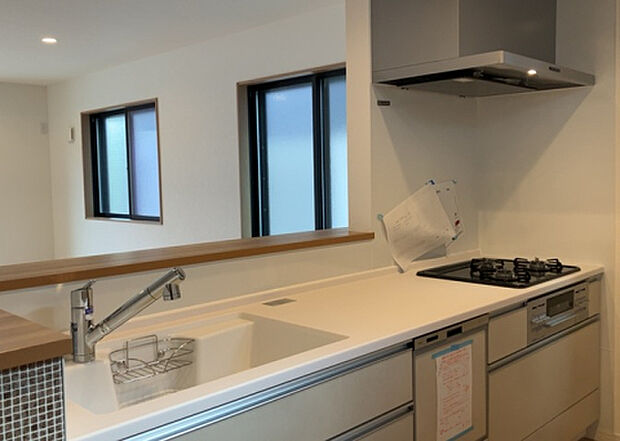 標準的なシステムキッチンの横幅は、165cm～300cm程度です。2100・2400・2550・2700などミリ単位で表記されます。普段どのように料理をするのかを想定しながら合ったサイズを選びましょう