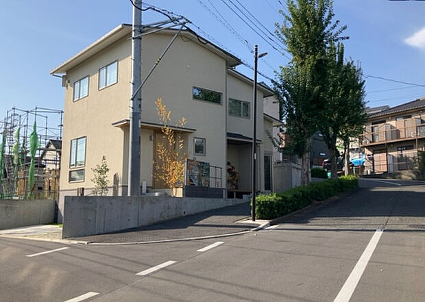 住宅用の土地では前面道路に2m以上接していなければならないと法律で定められています。しかし、お持ちの車のサイズやライフスタイルなどにより、2mでは利便が悪い場合もございますので、事前に確認しましょう。
