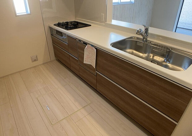 標準的なシステムキッチンの横幅は、165cm～300cm程度です。2100・2400・2550・2700などミリ単位で表記されます。普段どのように料理をするのかを想定しながら合ったサイズを選びましょう