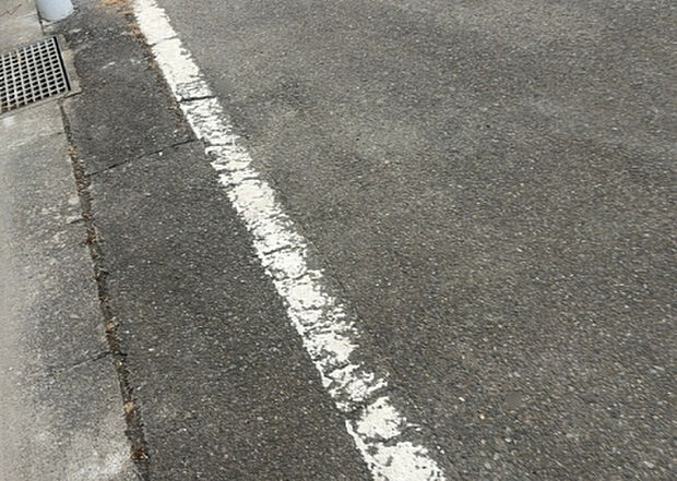 住宅用の土地では前面道路に2m以上接していなければならないと法律で定められています。しかし、お持ちの車のサイズやライフスタイルなどにより、2mでは利便が悪い場合もございますので、事前に確認しましょう。