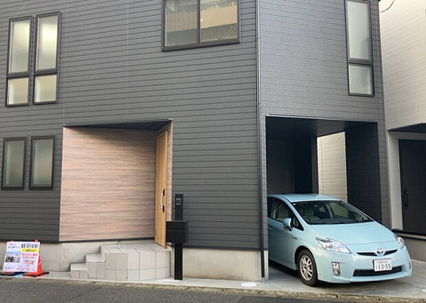 住宅用の土地では前面道路に2m以上接していなければならないと法律で定められています。しかし、お持ちの車のサイズやライフスタイルなどにより、2mでは利便が悪い場合もございますので、事前に確認しましょう。