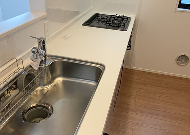 標準的なシステムキッチンの横幅は、165cm~300cm程度です。2100・2400・2550・2700などミリ単位で表記されます。普段どのように料理をするのかを想定しながら合ったサイズを選びましょう