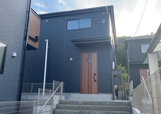 ついに完成致しました！現地をご見学に行く際は、道路の幅や周辺の交通量、施設などをご確認頂くことをおすすめします！物件の流れが早いため、内見をしたい方はお早めに当社営業までお問い合わせ頂きご予約下さい！