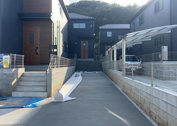 住宅用の土地では前面道路に2m以上接していなければならないと法律で定められています。しかし、お持ちの車のサイズやライフスタイルなどにより、2mでは利便が悪い場合もございますので、事前に確認しましょう。