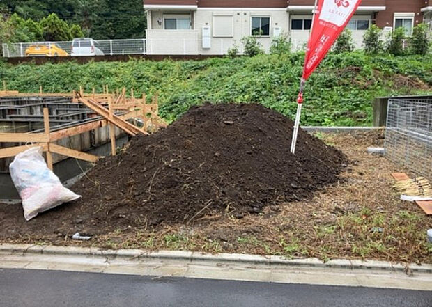 車一台あたりに必要なスペースは、標準サイズの普通自動車で横幅2m50cm、長さ5mは必要になります。ただし、乗降のことも考慮して横幅3m30cm、長さ5m50cmほどは確保できるところを選びましょう。