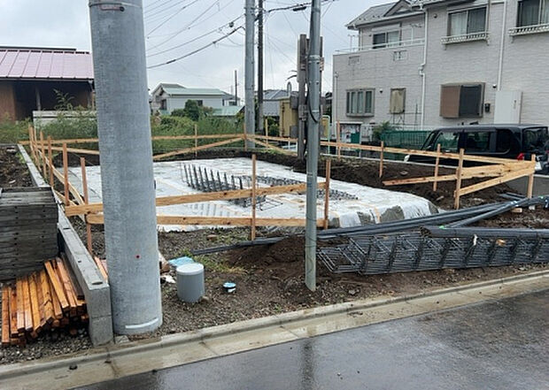 住宅用の土地では前面道路に2m以上接していなければならないと法律で定められています。しかし、お持ちの車のサイズやライフスタイルなどにより、2mでは利便が悪い場合もございますので、事前に確認しましょう。