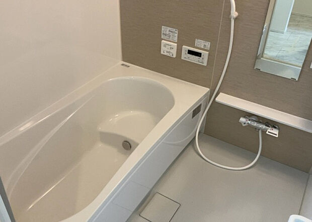 入浴時の快適さも大事なことですが、綺麗な状態を維持できなければ気持ちよく入浴できません。毎日の掃除が楽という点は大事なポイントになります！カビが生えにくく掃除がしやすい、壁や浴槽を選ぶといいでしょう。