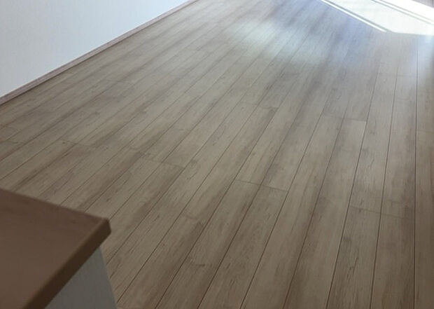 リビングの間取りの種類は大きくわけてリビングとダイニングが別になっているタイプ、リビングダイニング一体型です。どちらも一長一短ですので、家を選ぶ時はその両面をチェックして決めるようにしましょう。