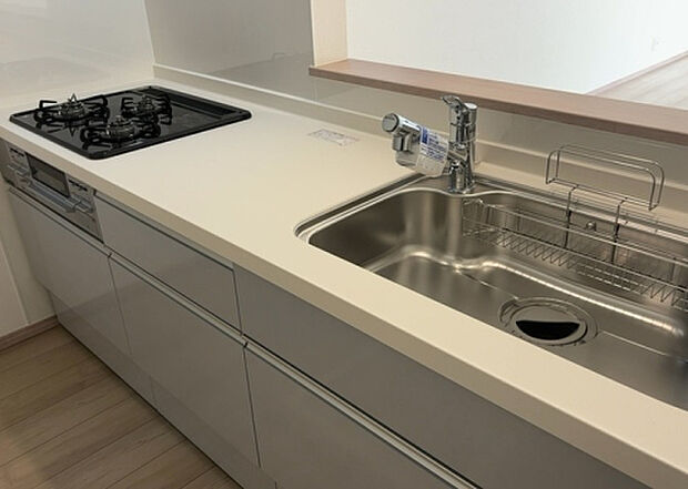 標準的なシステムキッチンの横幅は、165cm～300cm程度です。2100・2400・2550・2700などミリ単位で表記されます。普段どのように料理をするのかを想定しながら合ったサイズを選びましょう