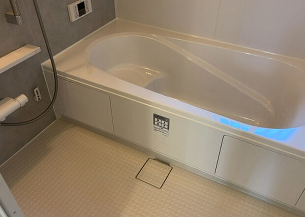 入浴時の快適さも大事なことですが、綺麗な状態を維持できなければ気持ちよく入浴できません。毎日の掃除が楽という点は大事なポイントになります！カビが生えにくく掃除がしやすい、壁や浴槽を選ぶといいでしょう。