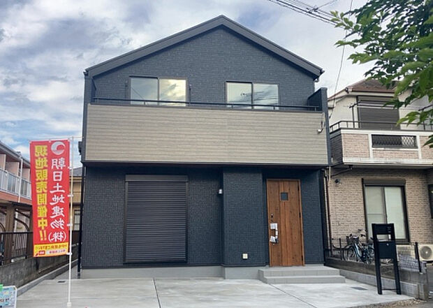 住宅用の土地では前面道路に2m以上接していなければならないと法律で定められています。しかし、お持ちの車のサイズやライフスタイルなどにより、2mでは利便が悪い場合もございますので、事前に確認しましょう。