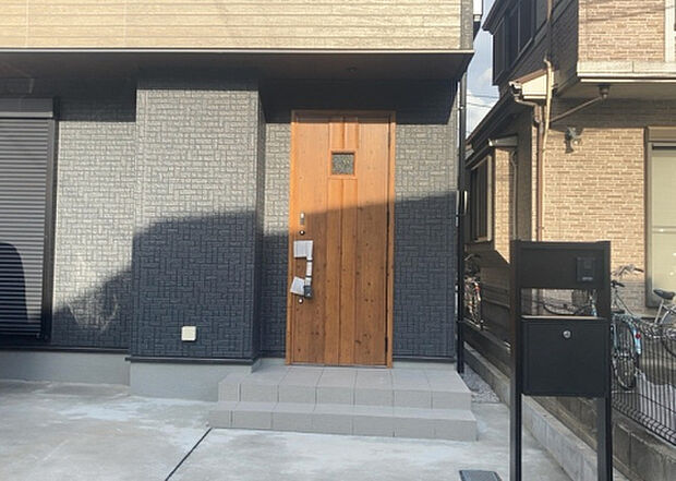 木造住宅とは土台、壁、柱など建築物の強度を支える構造体の材に木が使用されている構造を指します。構造体は建物の自重を支えるだけではなく風圧や水圧、積裁荷重などあらゆる衝撃に耐えるための基礎です。