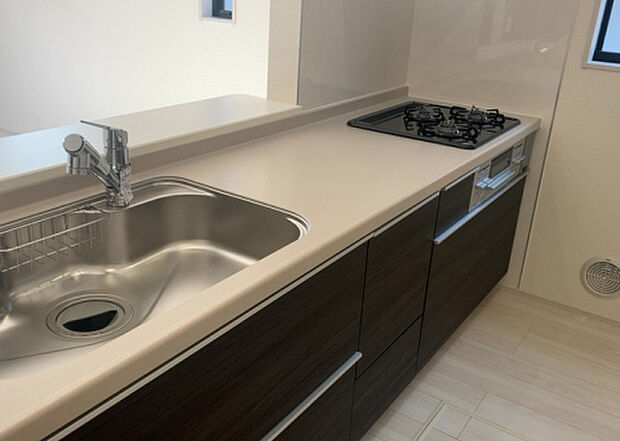 標準的なシステムキッチンの横幅は、165cm～300cm程度です。2100・2400・2550・2700などミリ単位で表記されます。普段どのように料理をするのかを想定しながら合ったサイズを選びましょう