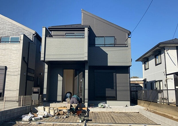 ついに完成致しました！現地をご見学に行く際は、道路の幅や周辺の交通量、施設などをご確認頂くことをおすすめします！物件の流れが早いため、内見をしたい方はお早めに当社営業までお問い合わせ頂きご予約下さい！