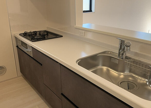 標準的なシステムキッチンの横幅は、165cm～300cm程度です。2100・2400・2550・2700などミリ単位で表記されます。普段どのように料理をするのかを想定しながら合ったサイズを選びましょう