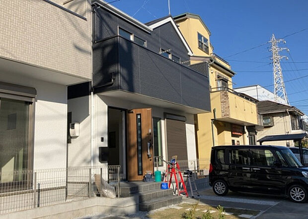 住宅用の土地では前面道路に2m以上接していなければならないと法律で定められています。しかし、お持ちの車のサイズやライフスタイルなどにより、2mでは利便が悪い場合もございますので、事前に確認しましょう。