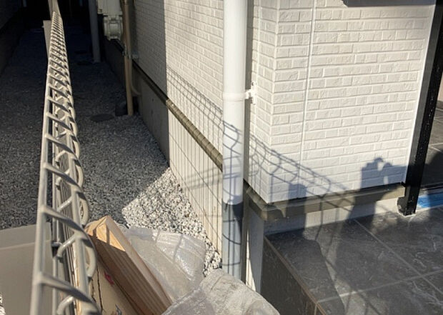 木造住宅とは土台、壁、柱など建築物の強度を支える構造体の材に木が使用されている構造を指します。構造体は建物の自重を支えるだけではなく風圧や水圧、積裁荷重などあらゆる衝撃に耐えるための基礎です。