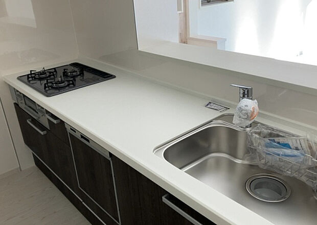 標準的なシステムキッチンの横幅は、165cm～300cm程度です。2100・2400・2550・2700などミリ単位で表記されます。普段どのように料理をするのかを想定しながら合ったサイズを選びましょう