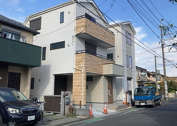 住宅用の土地では前面道路に2m以上接していなければならないと法律で定められています。しかし、お持ちの車のサイズやライフスタイルなどにより、2mでは利便が悪い場合もございますので、事前に確認しましょう。
