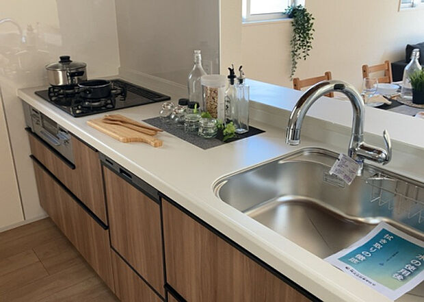 標準的なシステムキッチンの横幅は、165cm~300cm程度です。2100・2400・2550・2700などミリ単位で表記されます。普段どのように料理をするのかを想定しながら合ったサイズを選びましょう