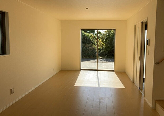 リビングの間取りの種類は大きくわけてリビングとダイニングが別になっているタイプ、リビングダイニング一体型です。どちらも一長一短ですので、家を選ぶ時はその両面をチェックして決めるようにしましょう。