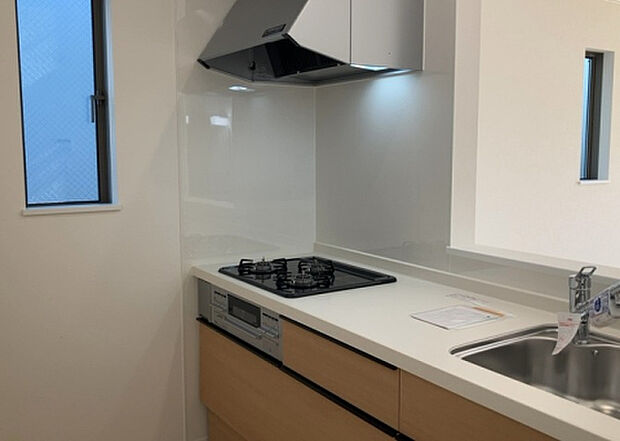 標準的なシステムキッチンの横幅は、165cm~300cm程度です。2100・2400・2550・2700などミリ単位で表記されます。普段どのように料理をするのかを想定しながら合ったサイズを選びましょう