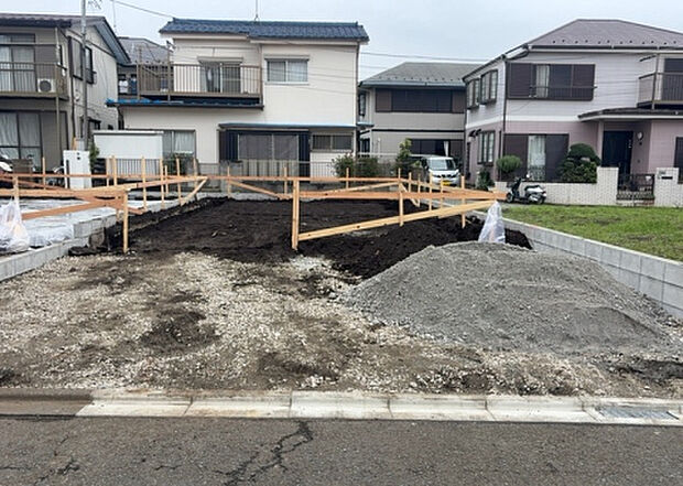 現地をご見学に行く際は、道路の幅や周辺の交通量、施設などをご確認頂くことをおすすめします!ある程度イメージをつけたいという場合は、同売主の施工事例や完成パースもお見せします。