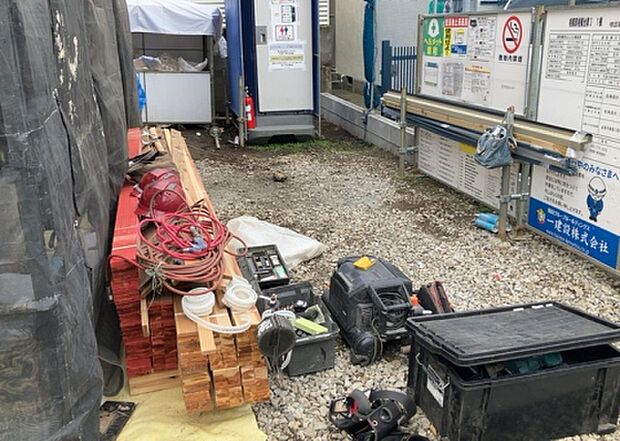 車一台あたりに必要なスペースは、標準サイズの普通自動車で横幅2m50cm、長さ5mは必要になります。ただし、乗降のことも考慮して横幅3m30cm、長さ5m50cmほどは確保できるところを選びましょう。