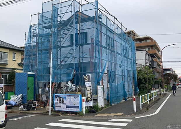 住宅用の土地では前面道路に2m以上接していなければならないと法律で定められています。しかし、お持ちの車のサイズやライフスタイルなどにより、2mでは利便が悪い場合もございますので、事前に確認しましょう。