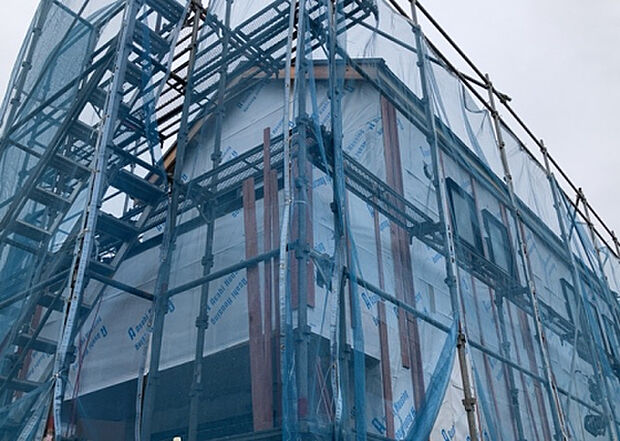 現地をご見学に行く際は、道路の幅や周辺の交通量、施設などをご確認頂くことをおすすめします！ある程度イメージをつけたいという場合は、同売主の施工事例や完成パースもお見せします。