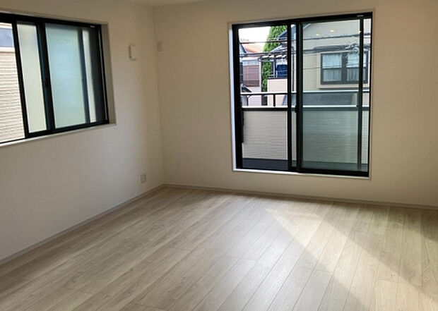 リビングの間取りの種類は大きくわけてリビングとダイニングが別になっているタイプ、リビングダイニング一体型です。どちらも一長一短ですので、家を選ぶ時はその両面をチェックして決めるようにしましょう。