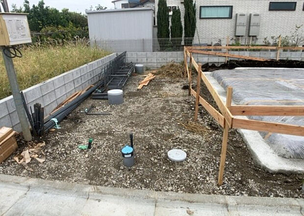 車一台あたりに必要なスペースは、標準サイズの普通自動車で横幅2m50cm、長さ5mは必要になります。ただし、乗降のことも考慮して横幅3m30cm、長さ5m50cmほどは確保できるところを選びましょう。