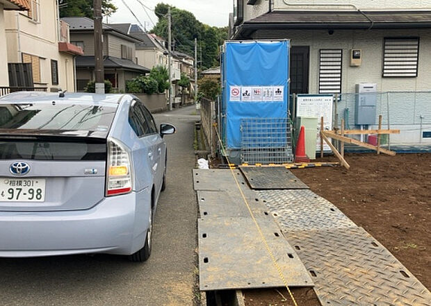住宅用の土地では前面道路に2m以上接していなければならないと法律で定められています。しかし、お持ちの車のサイズやライフスタイルなどにより、2mでは利便が悪い場合もございますので、事前に確認しましょう。