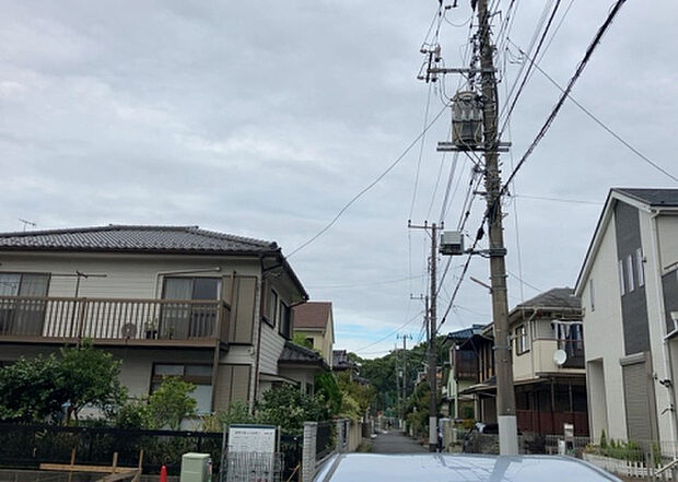 桜や紅葉の名所に出かける人は多いと思いますが、家にいながら季節の移ろいを感じる生活を送りませんか？リビングや窓から見える景色が生活を彩るワンポイントに！現地から見える景色を堪能してみては如何でしょう。