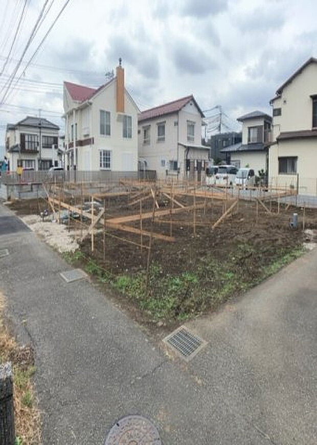 住宅用の土地では前面道路に2m以上接していなければならないと法律で定められています。しかし、お持ちの車のサイズやライフスタイルなどにより、2mでは利便が悪い場合もございますので、事前に確認しましょう。
