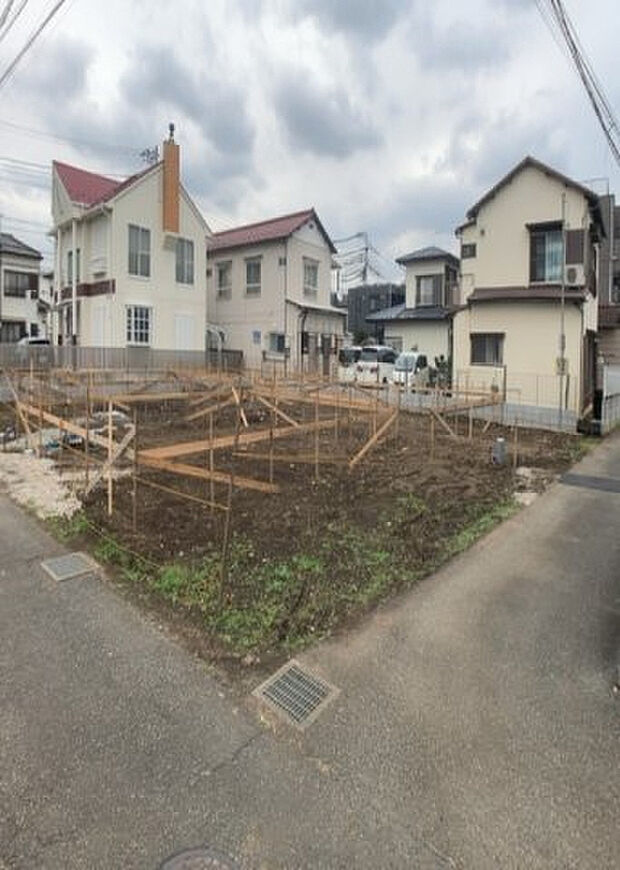 現地をご見学に行く際は、道路の幅や周辺の交通量、施設などをご確認頂くことをおすすめします！ある程度イメージをつけたいという場合は、同売主の施工事例や完成パースもお見せします。