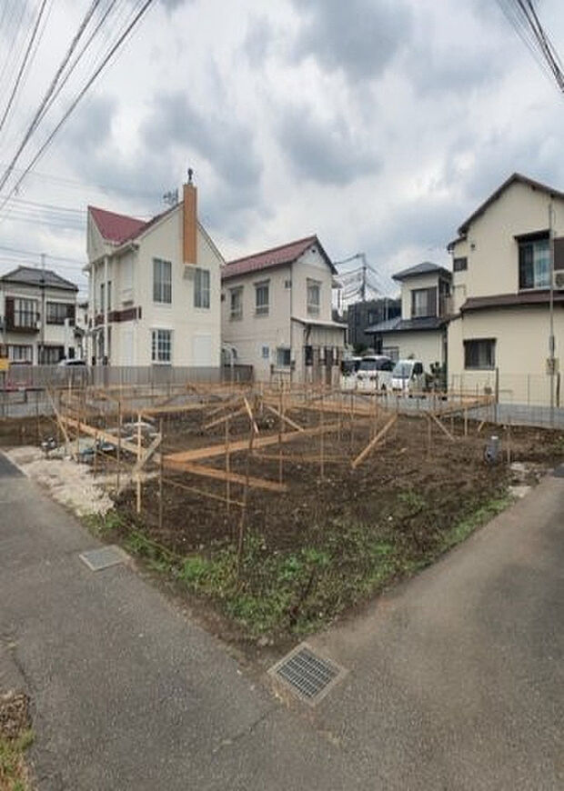 木造住宅とは土台、壁、柱など建築物の強度を支える構造体の材に木が使用されている構造を指します。構造体は建物の自重を支えるだけではなく風圧や水圧、積裁荷重などあらゆる衝撃に耐えるための基礎です。