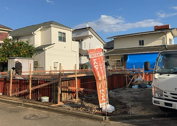 現地をご見学に行く際は、道路の幅や周辺の交通量、施設などをご確認頂くことをおすすめします！ある程度イメージをつけたいという場合は、同売主の施工事例や完成パースもお見せします。