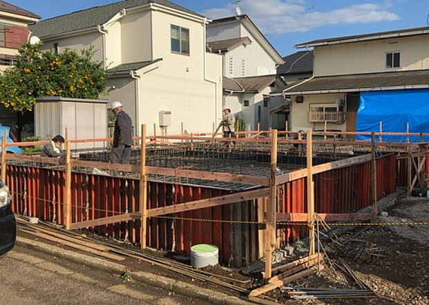 木造住宅とは土台、壁、柱など建築物の強度を支える構造体の材に木が使用されている構造を指します。構造体は建物の自重を支えるだけではなく風圧や水圧、積裁荷重などあらゆる衝撃に耐えるための基礎です。