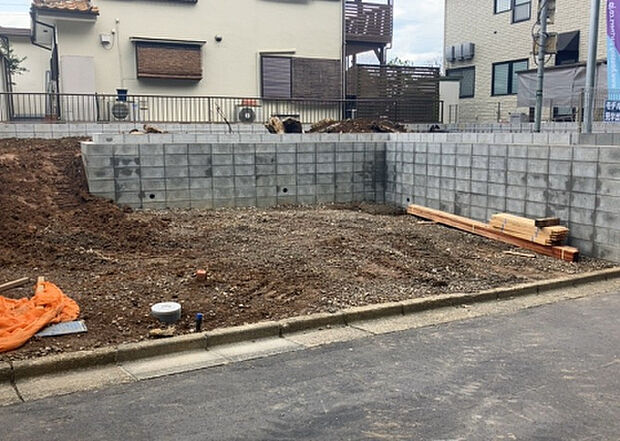 車一台あたりに必要なスペースは、標準サイズの普通自動車で横幅2m50cm、長さ5mは必要になります。ただし、乗降のことも考慮して横幅3m30cm、長さ5m50cmほどは確保できるところを選びましょう。