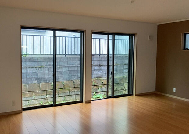 リビングの間取りの種類は大きくわけてリビングとダイニングが別になっているタイプ、リビングダイニング一体型です。どちらも一長一短ですので、家を選ぶ時はその両面をチェックして決めるようにしましょう。