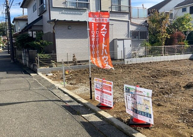住宅用の土地では前面道路に2m以上接していなければならないと法律で定められています。しかし、お持ちの車のサイズやライフスタイルなどにより、2mでは利便が悪い場合もございますので、事前に確認しましょう。