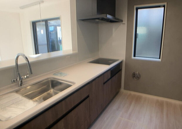 標準的なシステムキッチンの横幅は、165cm~300cm程度です。2100・2400・2550・2700などミリ単位で表記されます。普段どのように料理をするのかを想定しながら合ったサイズを選びましょう