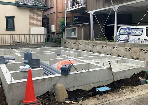 木造住宅とは土台、壁、柱など建築物の強度を支える構造体の材に木が使用されている構造を指します。構造体は建物の自重を支えるだけではなく風圧や水圧、積裁荷重などあらゆる衝撃に耐えるための基礎です。