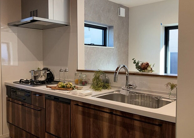 標準的なシステムキッチンの横幅は、165cm~300cm程度です。2100・2400・2550・2700などミリ単位で表記されます。普段どのように料理をするのかを想定しながら合ったサイズを選びましょう